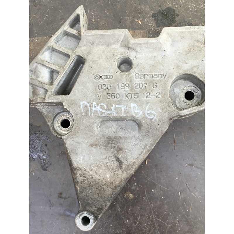 Кронштейн подушки (опори двигуна правої) Volkswagen Passat B6 03G199207G 55191339 428702815 Кронштейн подушки (опори двигуна правої) Volkswagen Passat B6 03G199207G 55191339 428702815