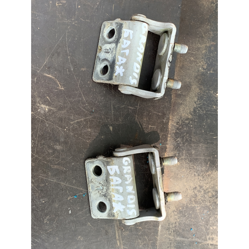 Петля кришки багажника Mitsubishi Grandis MR987773