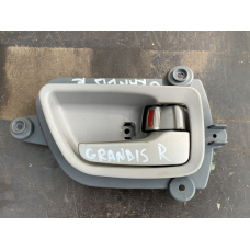 Ручка дверей внутрішня права Mitsubishi Grandis MN105360 MN134440