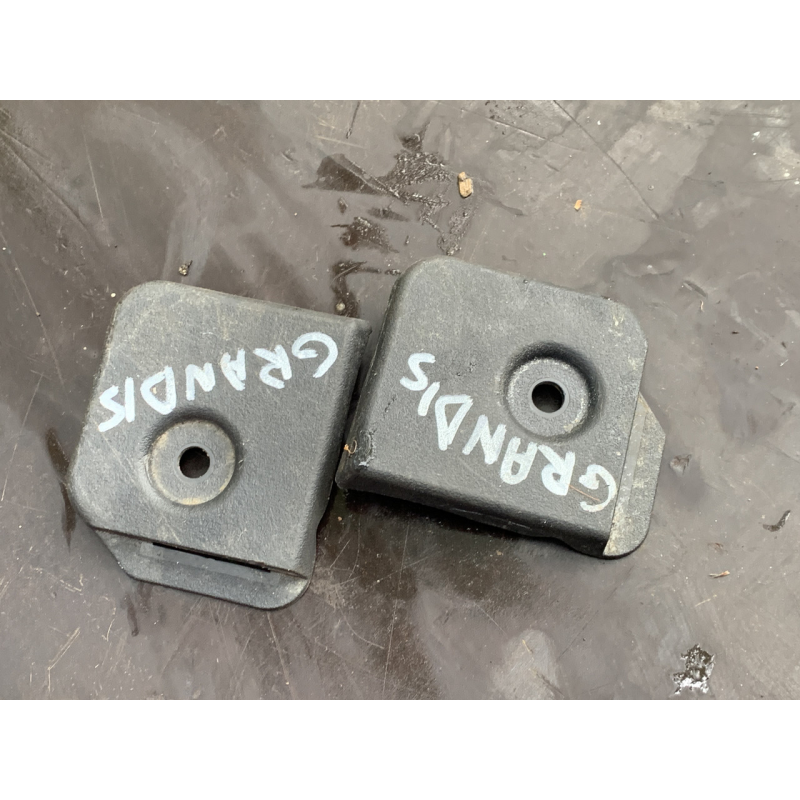 Накладка/Заглушка сидіння ліва/права Mitsubishi Grandis MR966085 MR966084 Накладка/Заглушка сидіння ліва/права Mitsubishi Grandis MR966085 MR966084