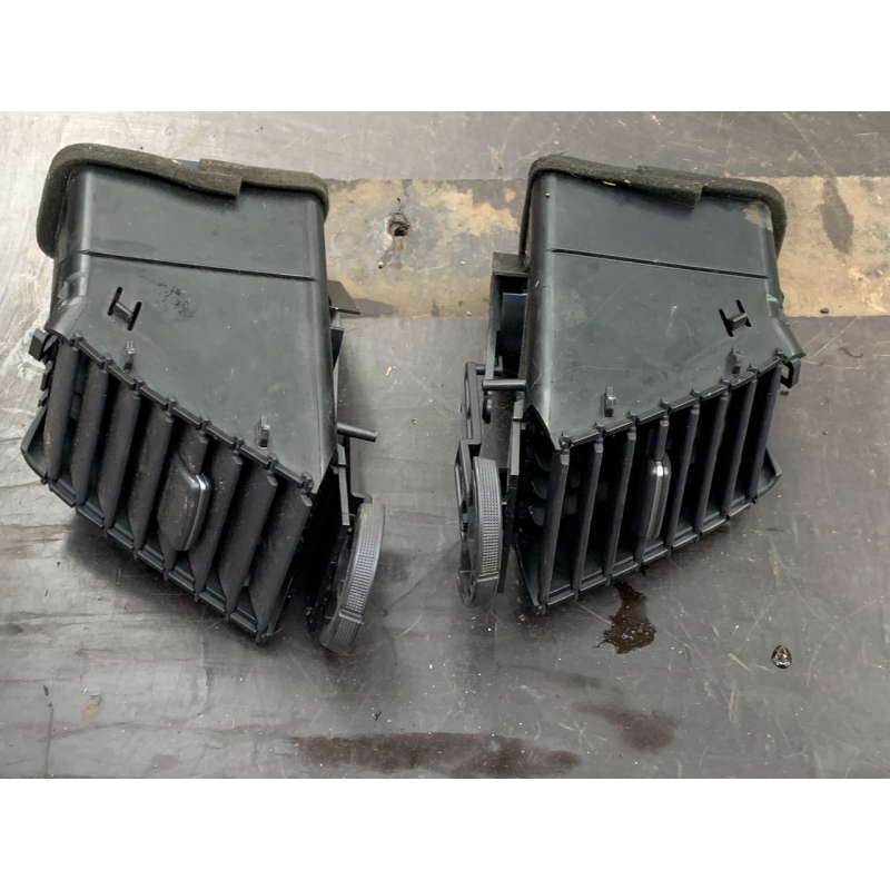 Дефлектор повітряний лівий/правий Mitsubishi Grandis GN711-04460 GN711-04450