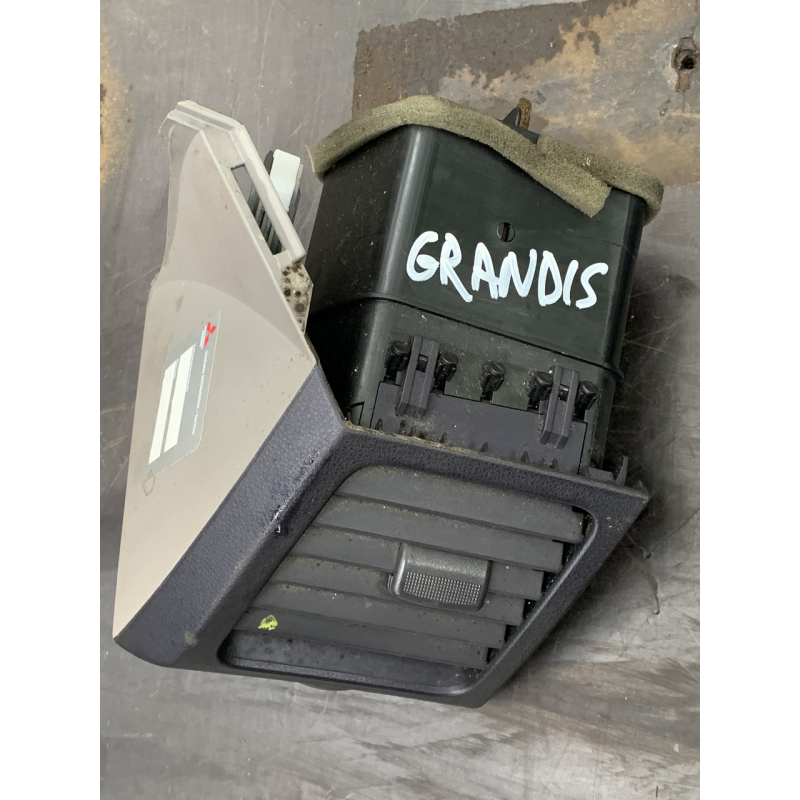 Дефлектор передній лівий Mitsubishi Grandis GN71104830 GN711-04670