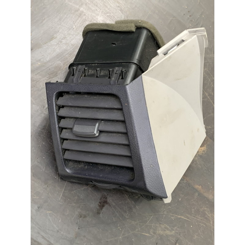 Дефлектор передній правий Mitsubishi Grandis MR962243HA GN71104660