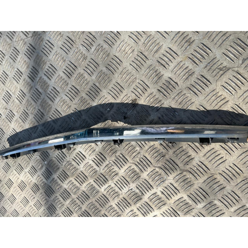 Хром накладка на капот над решіткою радіатора Mercedes C-Class W203 A2038800283