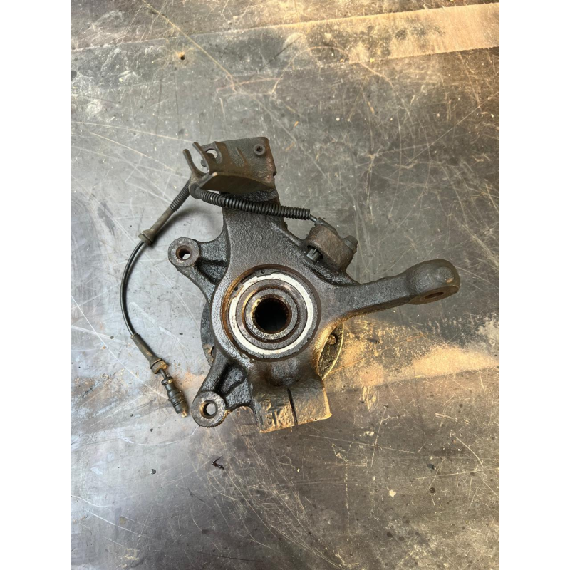 Кулак поворотний передній правий 24 мм Renault Master II/Opel Movano 8200750269