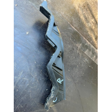 Кронштейн переднього бампера правий Volkswagen Passat B6 3C0807890