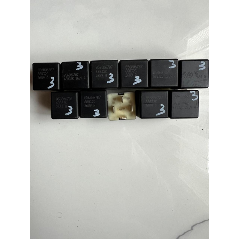 Автомобільне реле Omron 056006707 68832C 2689A
