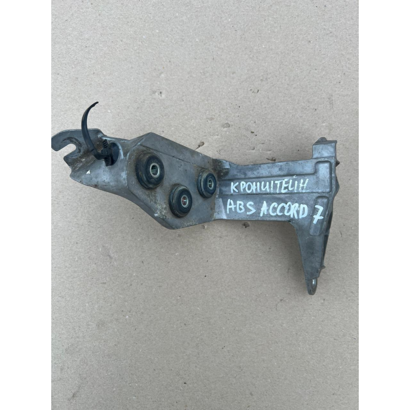 Кронштейн кріплення блока ABS Honda Accord 7 57115SEAJ51 57115-SEA-J51