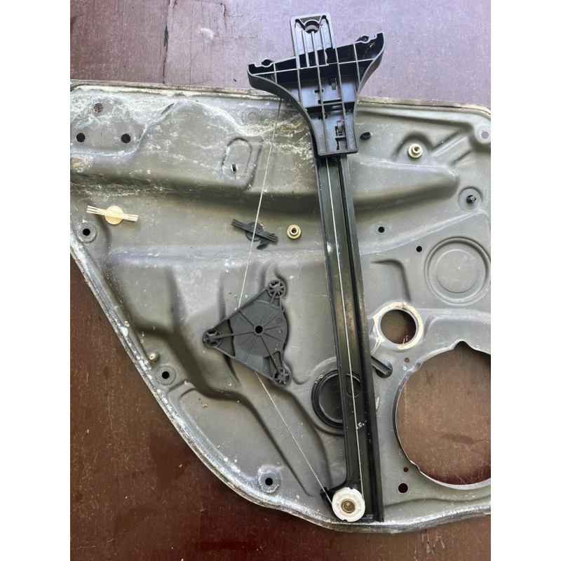 Склопідіймач електричний задній правий Volkswagen Golf 4 1997-2003 1J4839730H